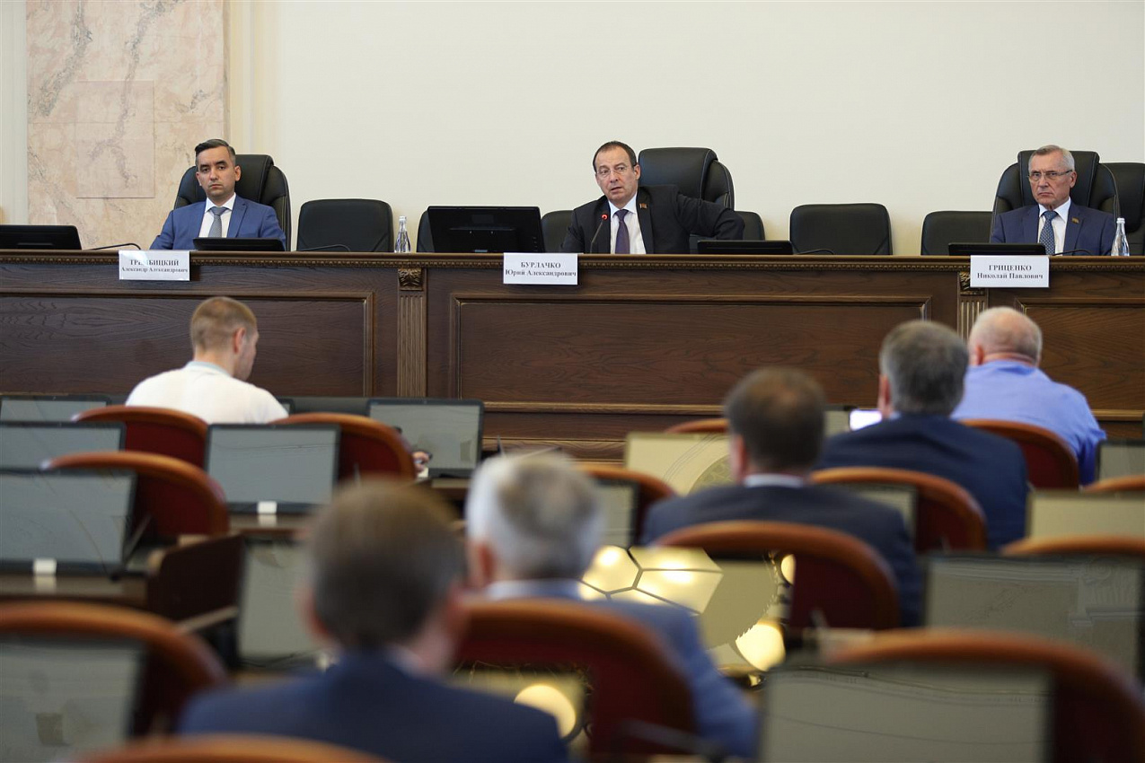 В кубанском парламенте депутаты единороссы заслушали регоператоров по обращению с отходами